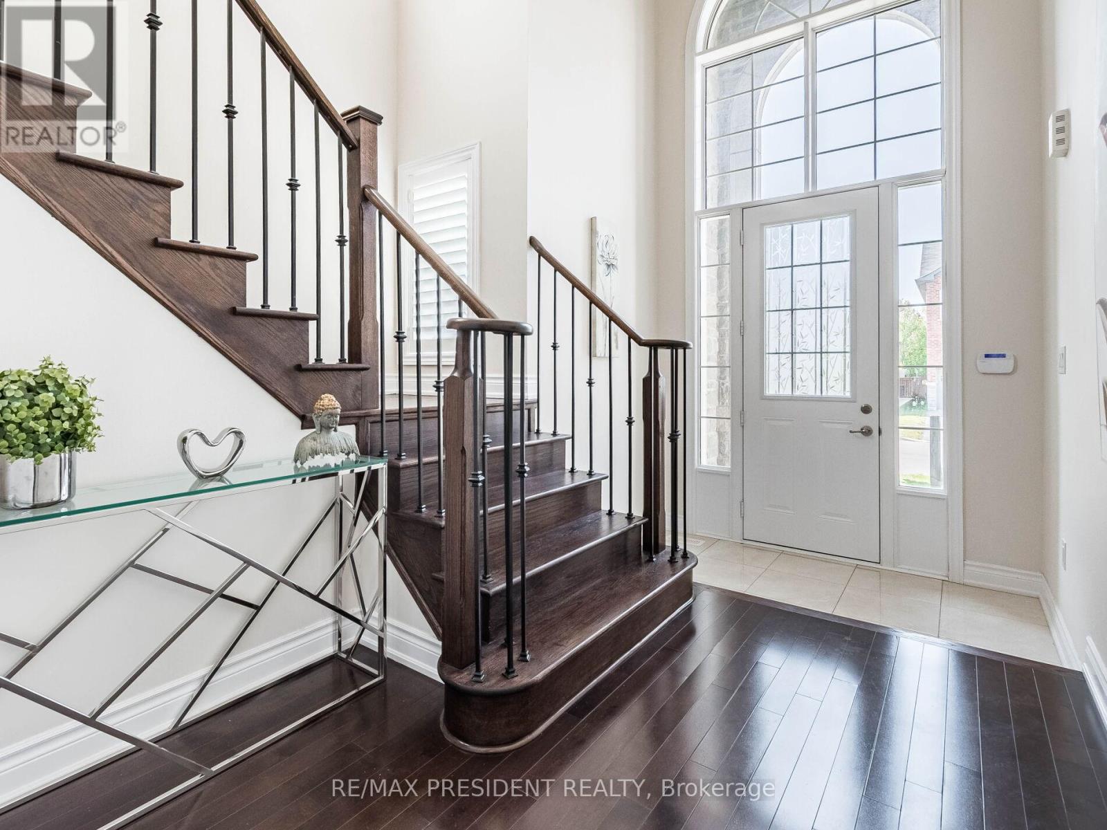 16 Monarch Drive, Halton Hills (Georgetown), Ontario  L7G 0M6 - Photo 5 - W12967696