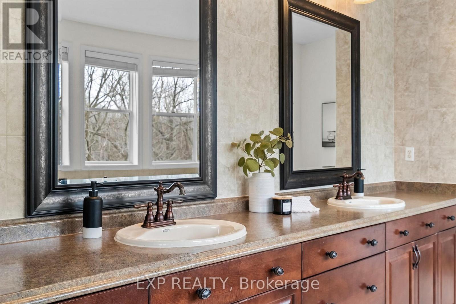 106 Arborglen Drive, Halton Hills (Georgetown), Ontario  L7G 6L4 - Photo 35 - W12970752