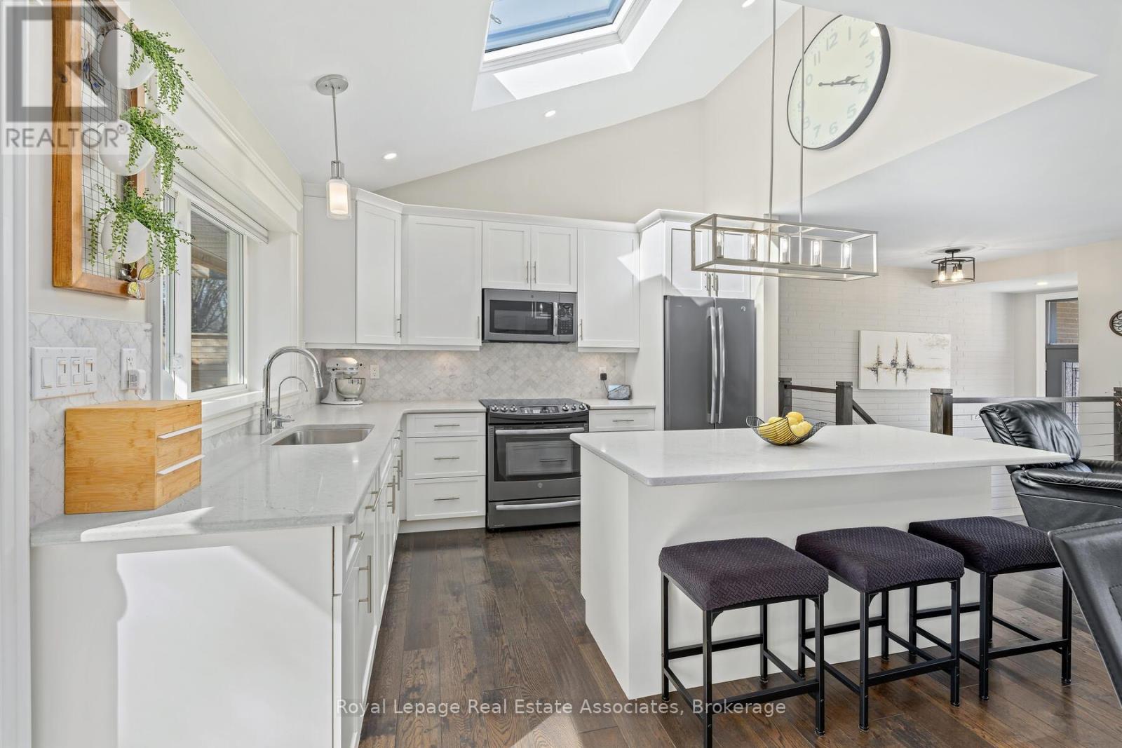 24 Stevens Crescent, Halton Hills (Georgetown), Ontario  L7G 1B6 - Photo 12 - W12971126