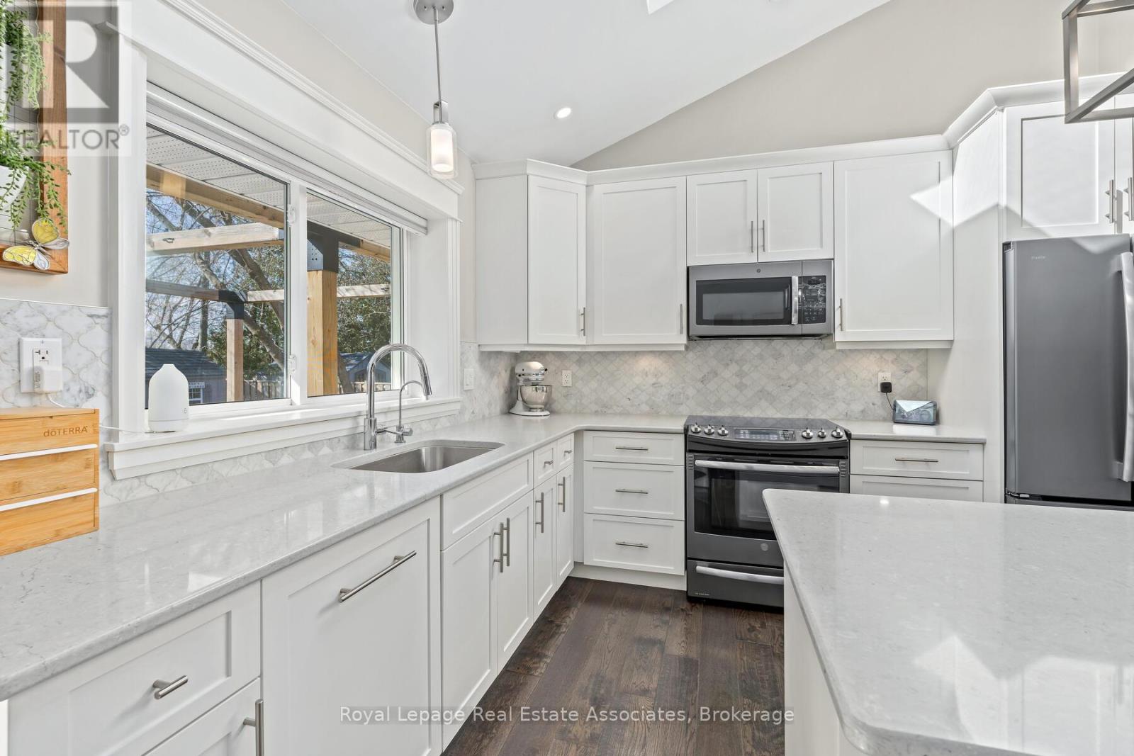 24 Stevens Crescent, Halton Hills (Georgetown), Ontario  L7G 1B6 - Photo 13 - W12971126