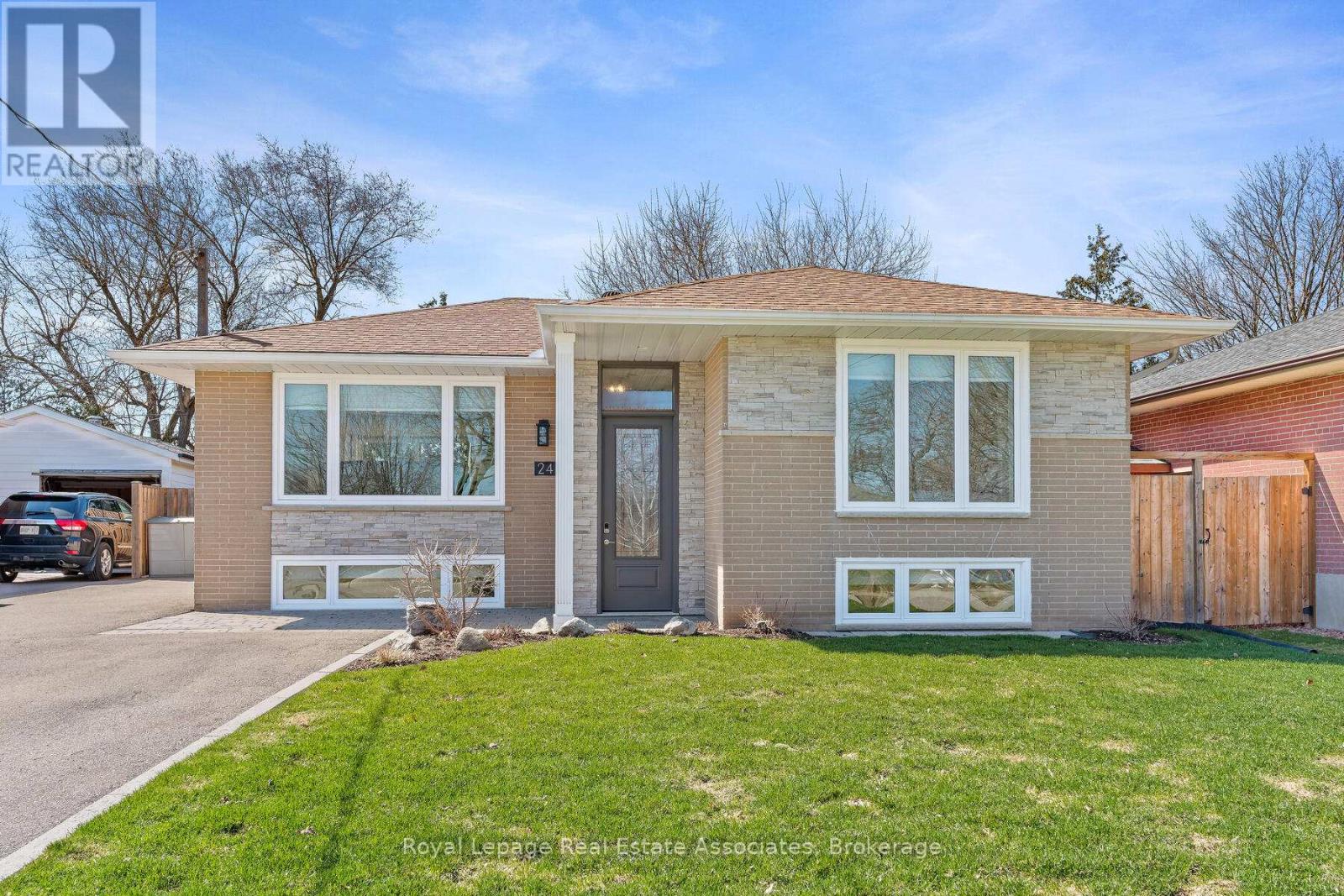 24 Stevens Crescent, Halton Hills (Georgetown), Ontario  L7G 1B6 - Photo 2 - W12971126