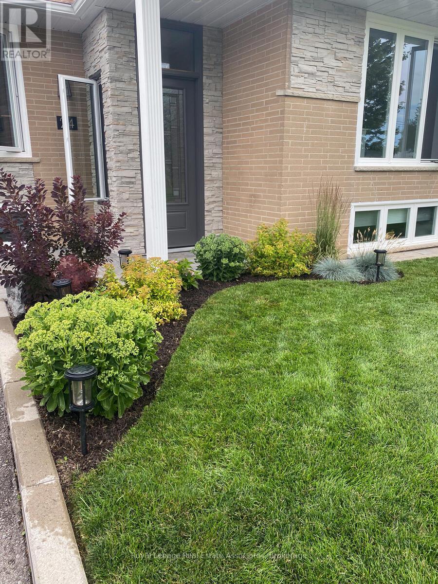 24 Stevens Crescent, Halton Hills (Georgetown), Ontario  L7G 1B6 - Photo 3 - W12971126