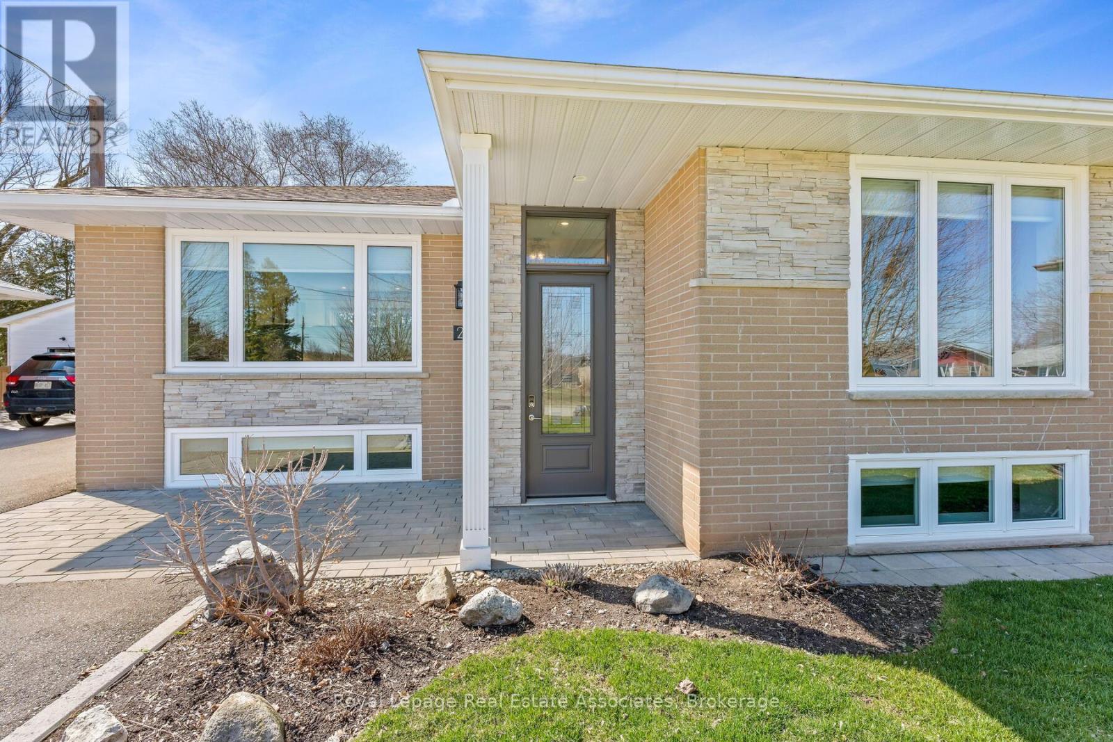 24 Stevens Crescent, Halton Hills (Georgetown), Ontario  L7G 1B6 - Photo 5 - W12971126