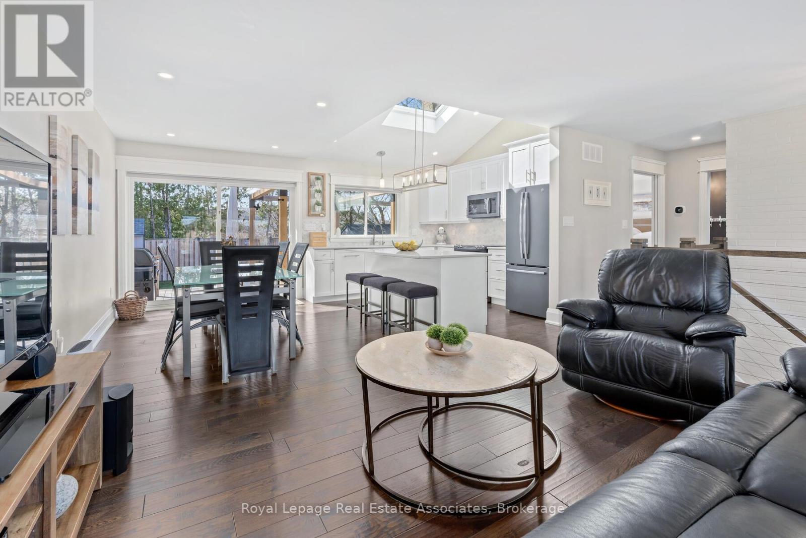 24 Stevens Crescent, Halton Hills (Georgetown), Ontario  L7G 1B6 - Photo 8 - W12971126