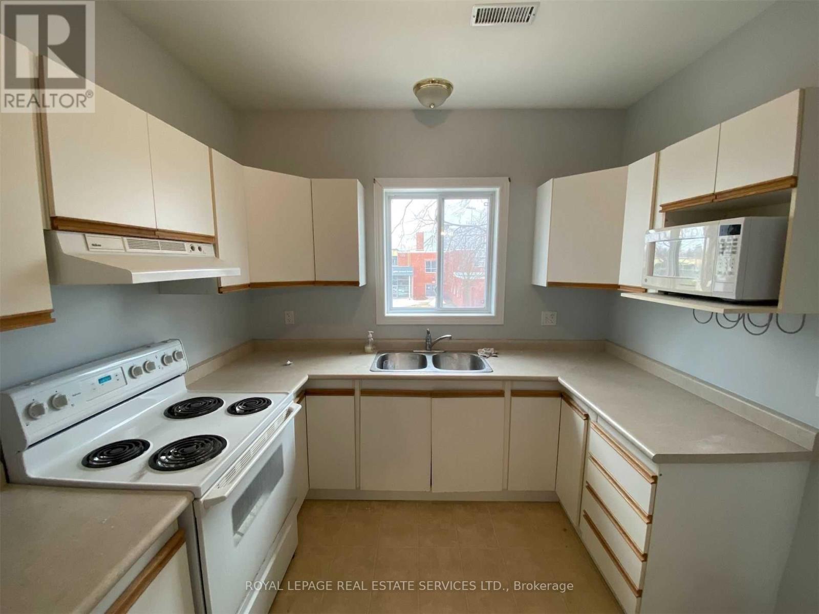 D - 76 Guelph Street, Halton Hills (Georgetown), Ontario  L7G 3Z5 - Photo 2 - W12971346