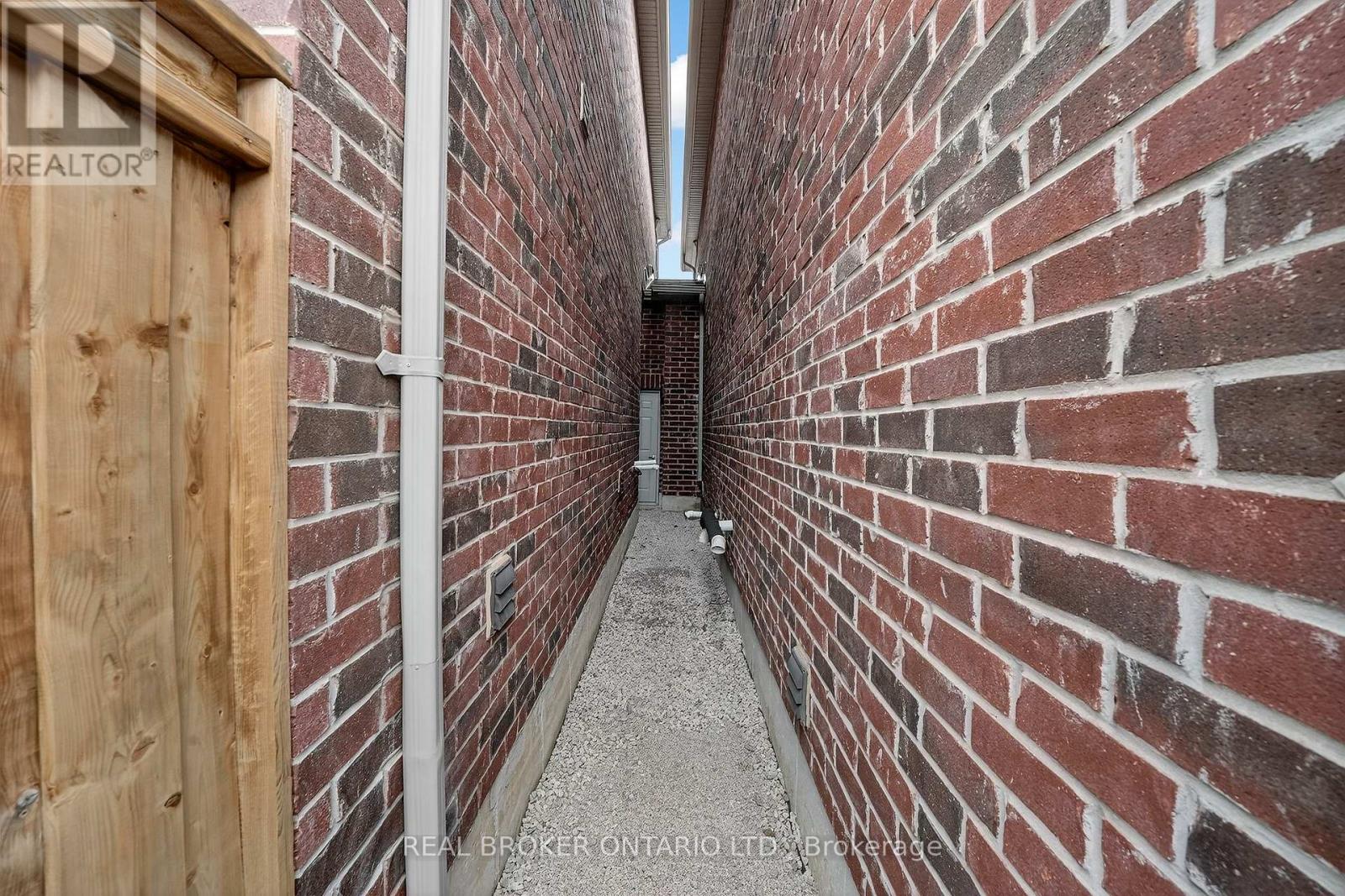 82 Upper Canada Court, Halton Hills (Georgetown), Ontario  L7G 0L2 - Photo 35 - W12975940