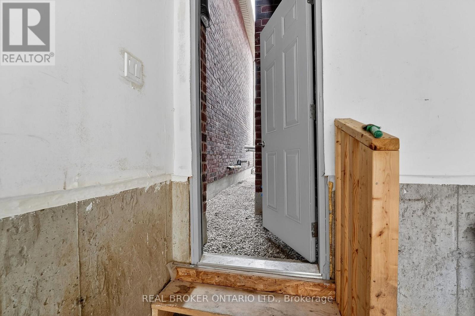 82 Upper Canada Court, Halton Hills (Georgetown), Ontario  L7G 0L2 - Photo 37 - W12975940