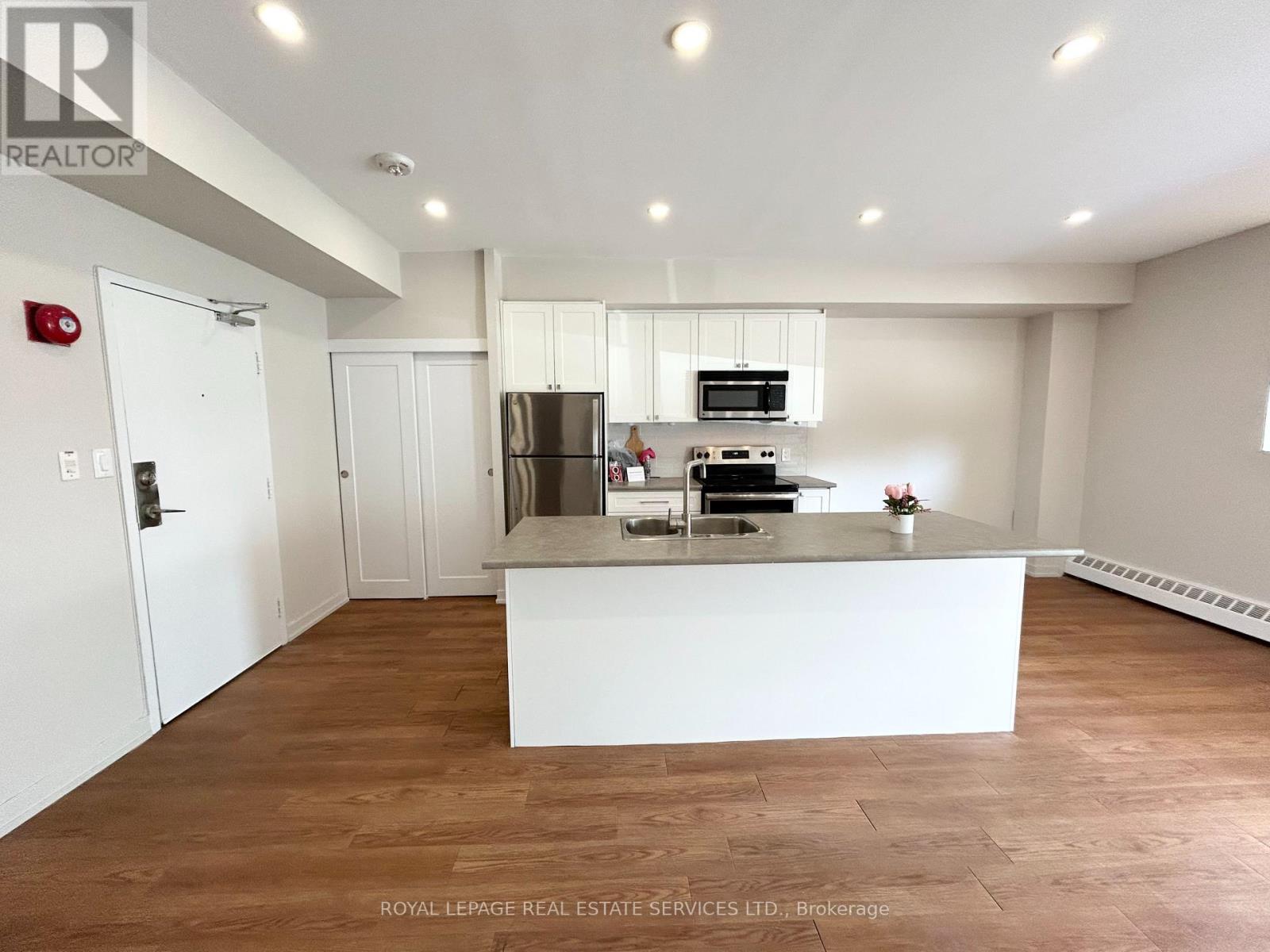 102 - 62 Park Avenue, Halton Hills (Georgetown), Ontario  L7G 4Z1 - Photo 3 - W12978220