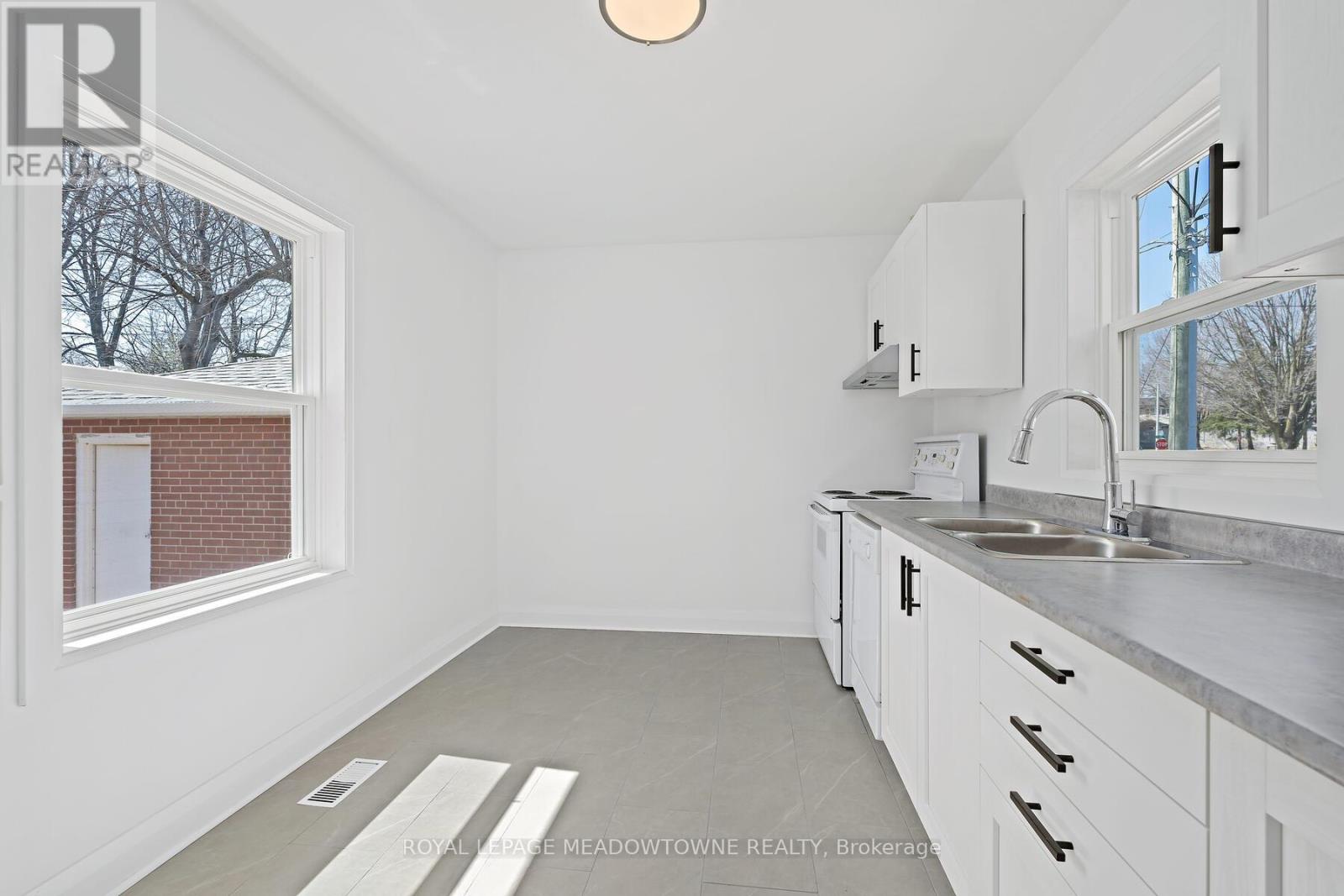 3 Bard Lane, Halton Hills (Georgetown), Ontario  L7G 2M6 - Photo 11 - W12979178