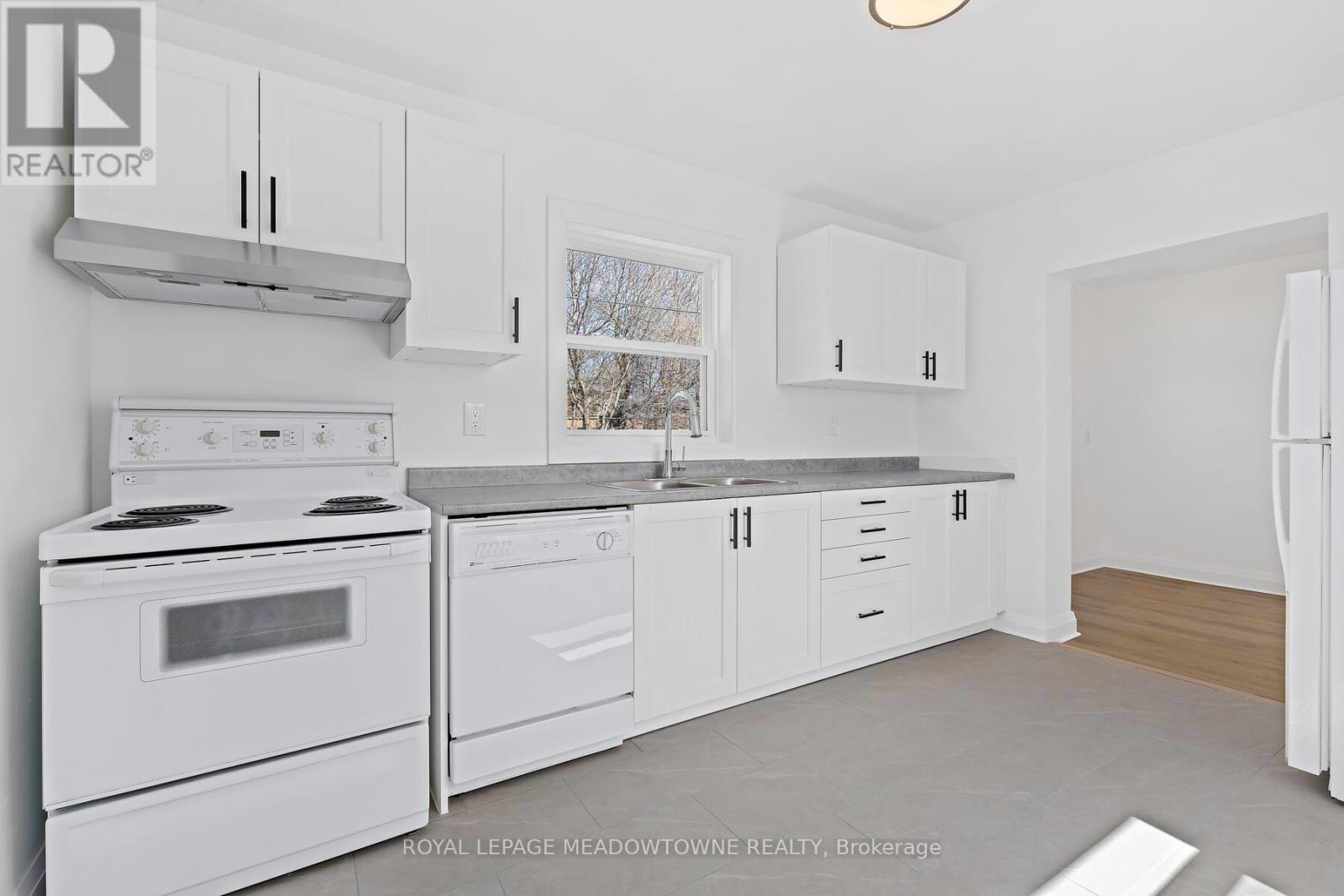 3 Bard Lane, Halton Hills (Georgetown), Ontario  L7G 2M6 - Photo 12 - W12979178