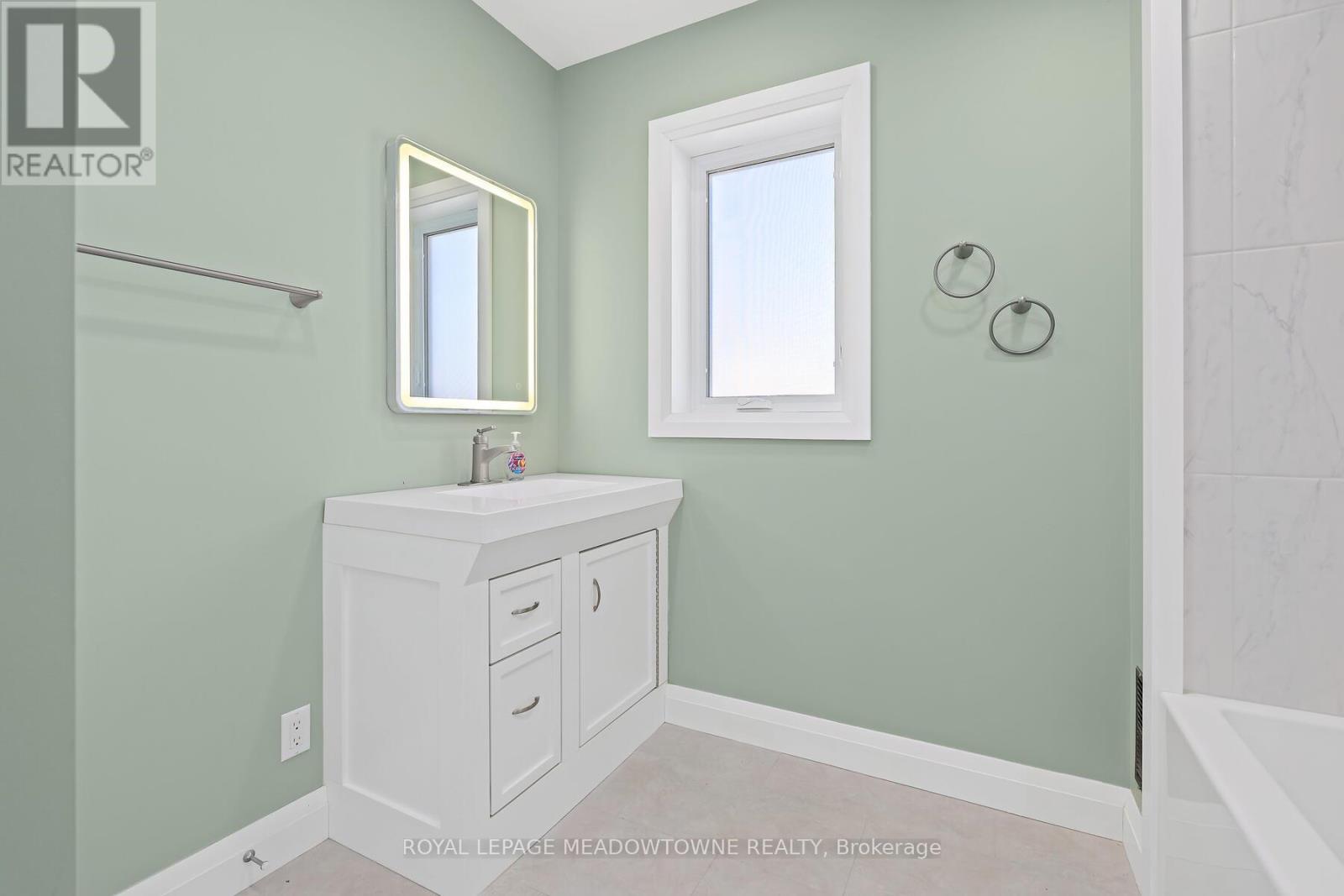 3 Bard Lane, Halton Hills (Georgetown), Ontario  L7G 2M6 - Photo 14 - W12979178