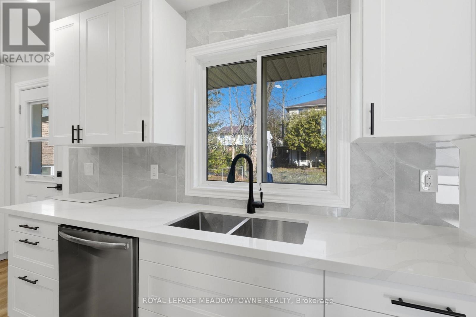 73 Elizabeth Drive, Halton Hills (Ac Acton), Ontario  L7J 1B4 - Photo 12 - W12980990