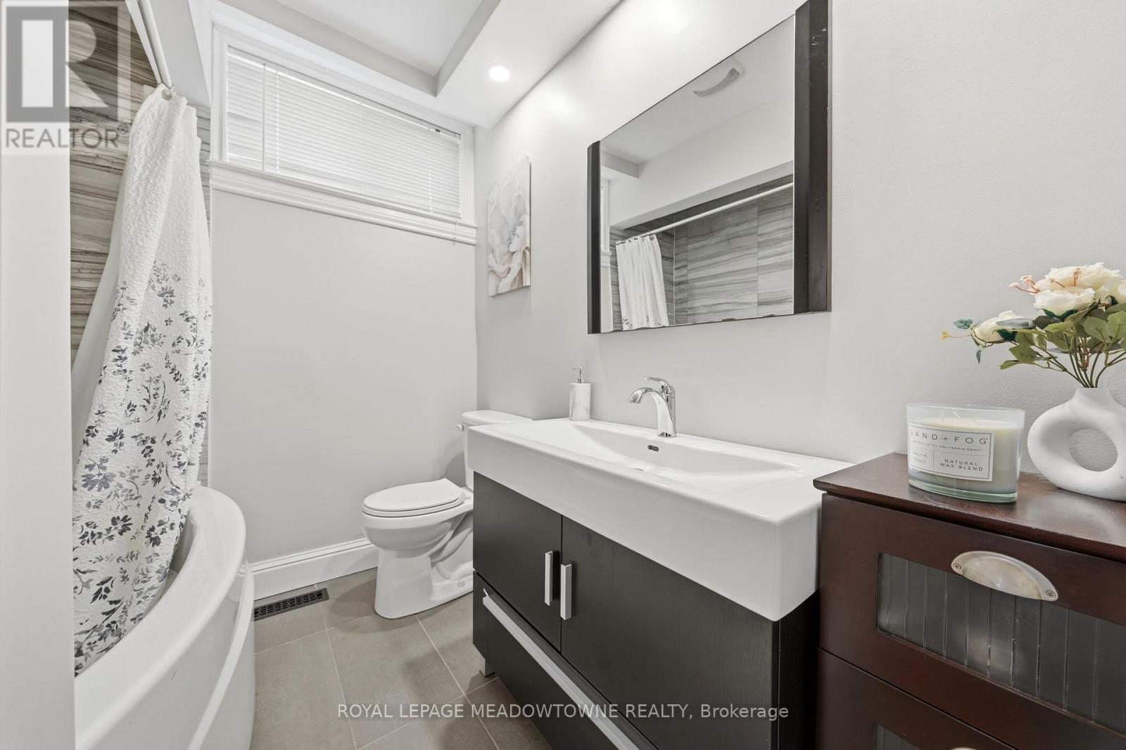 73 Elizabeth Drive, Halton Hills (Ac Acton), Ontario  L7J 1B4 - Photo 22 - W12980990