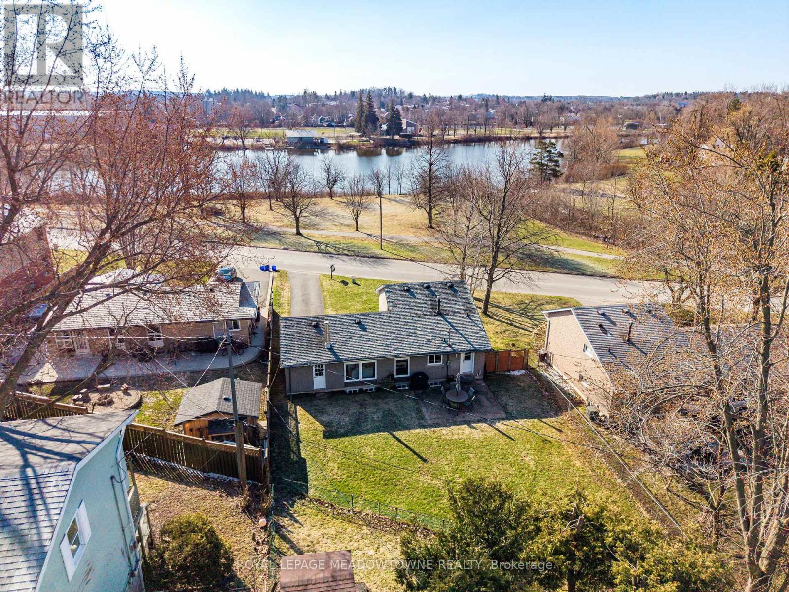 73 Elizabeth Drive, Halton Hills (Ac Acton), Ontario  L7J 1B4 - Photo 3 - W12980990