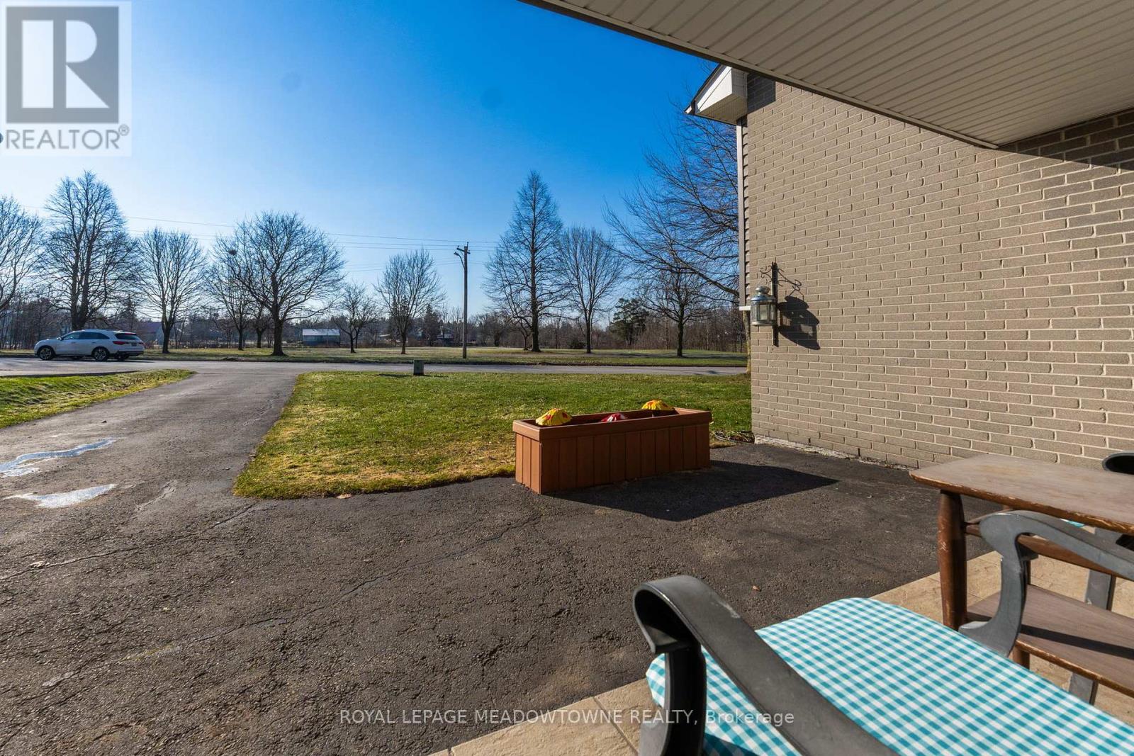 73 Elizabeth Drive, Halton Hills (Ac Acton), Ontario  L7J 1B4 - Photo 5 - W12980990