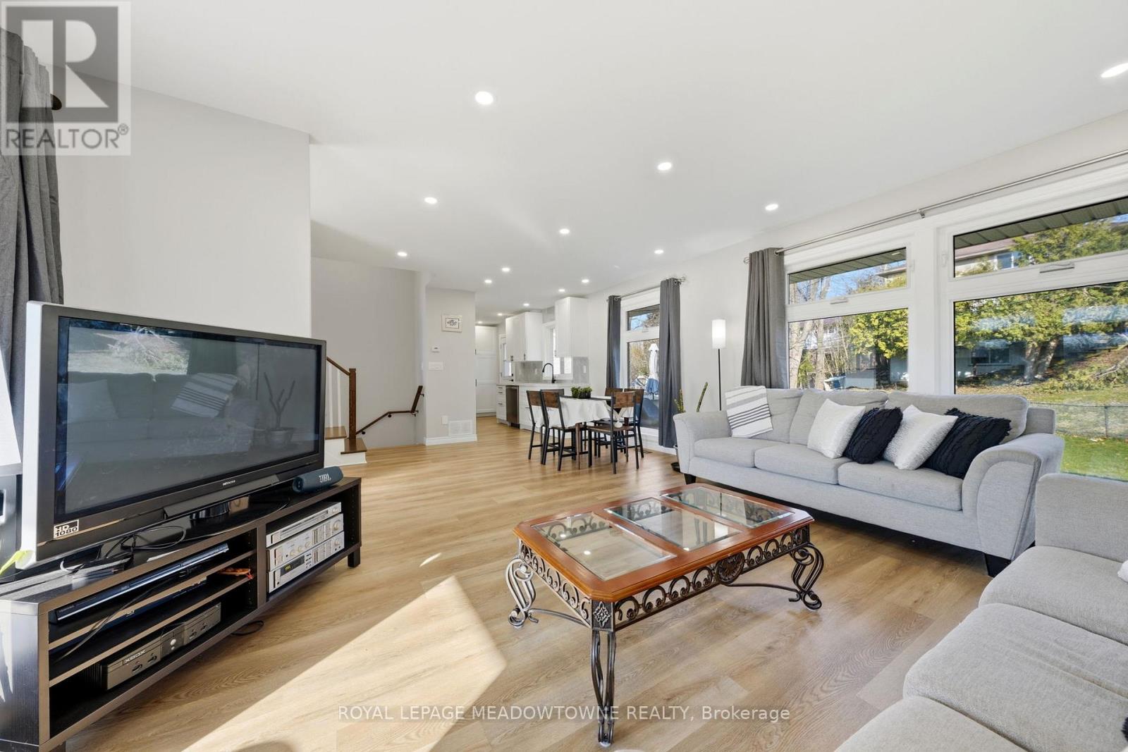 73 Elizabeth Drive, Halton Hills (Ac Acton), Ontario  L7J 1B4 - Photo 8 - W12980990