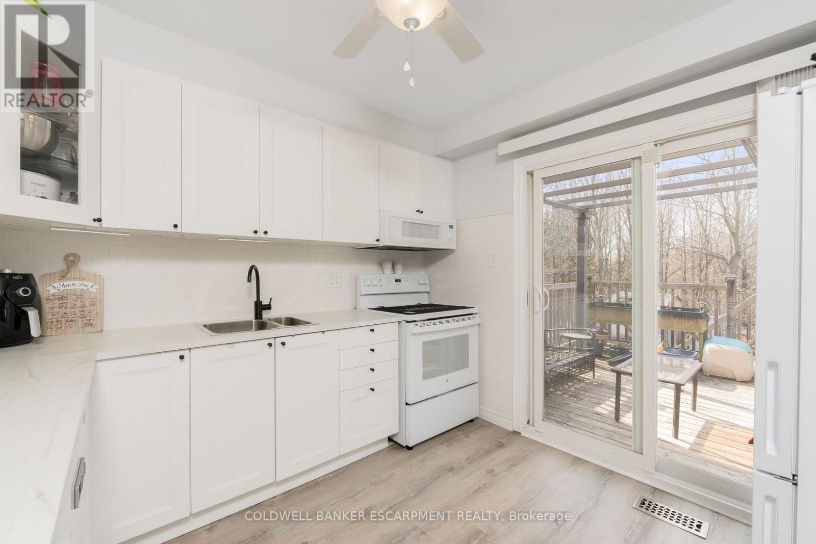 222 Churchill Road N, Halton Hills (Ac Acton), Ontario  L7J 2J2 - Photo 14 - W12981794