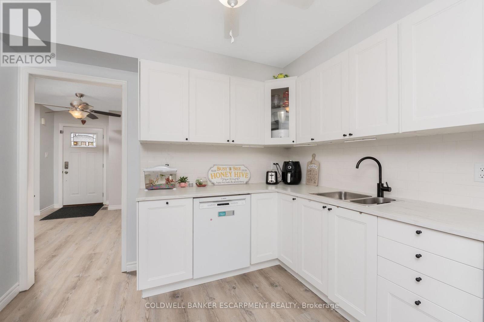 222 Churchill Road N, Halton Hills (Ac Acton), Ontario  L7J 2J2 - Photo 15 - W12981794