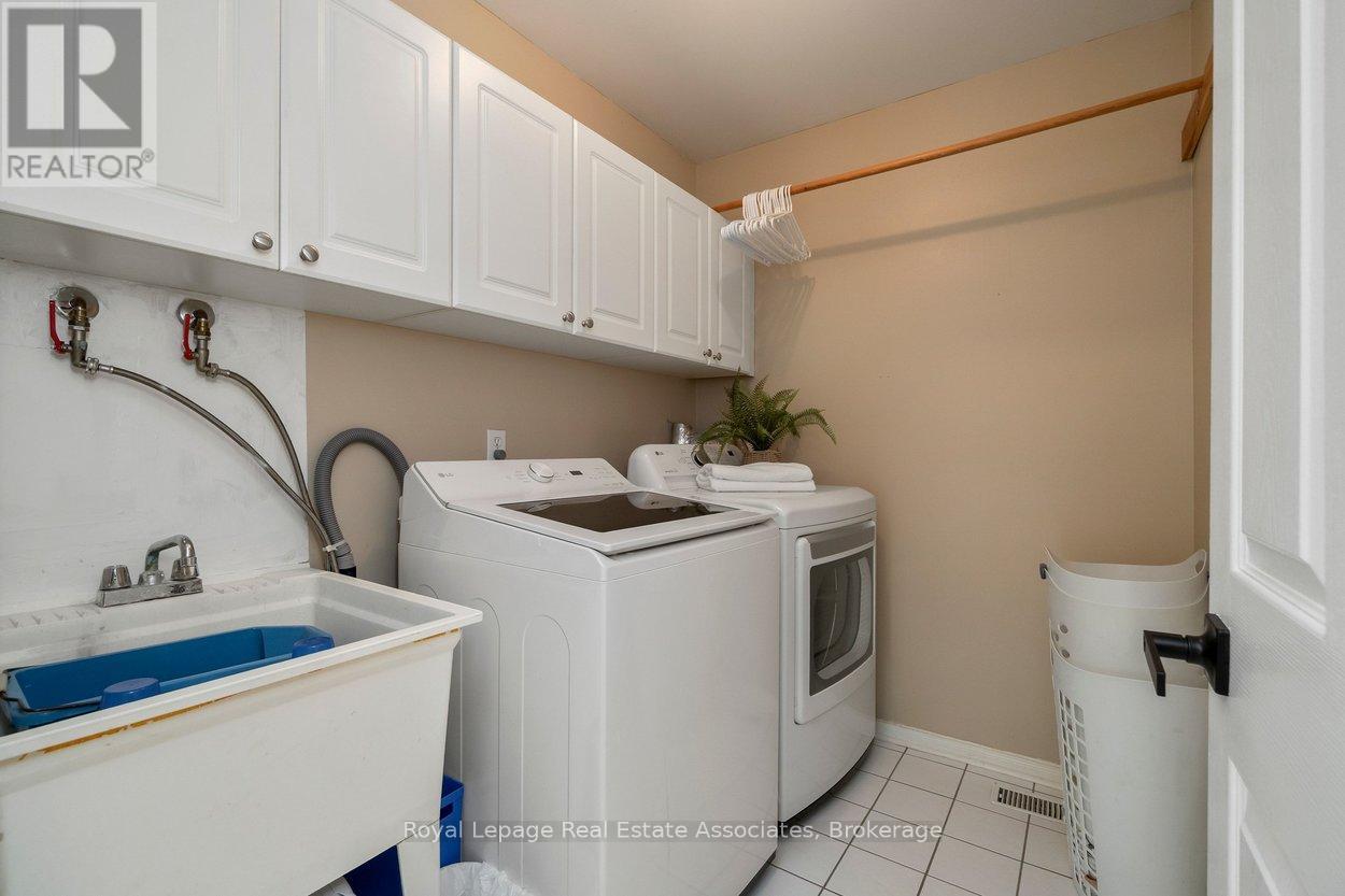 42 Harriet Street, Halton Hills (Georgetown), Ontario  L7G 5W7 - Photo 33 - W12982820