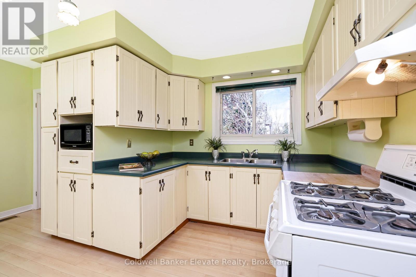 65 John Street, Halton Hills (Georgetown), Ontario  L7G 2J9 - Photo 15 - W12983716