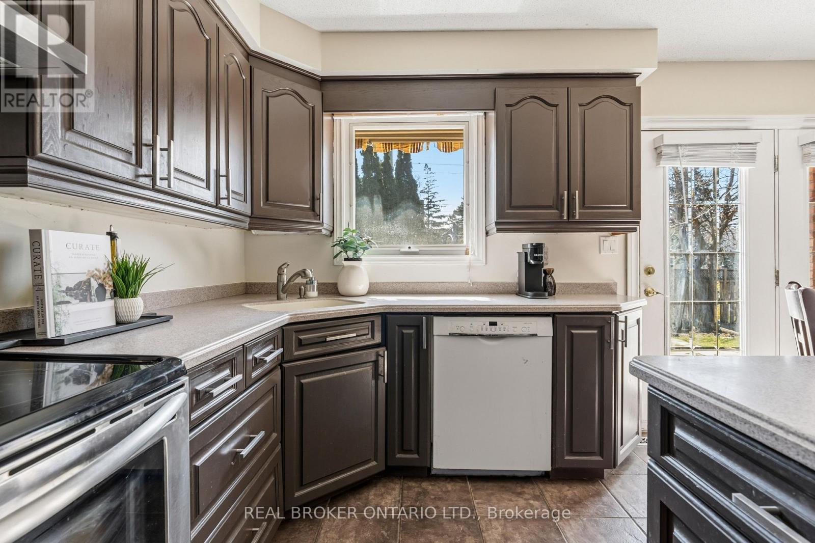 18 Cotswold Court, Halton Hills (Georgetown), Ontario  L7G 5E5 - Photo 14 - W12984736