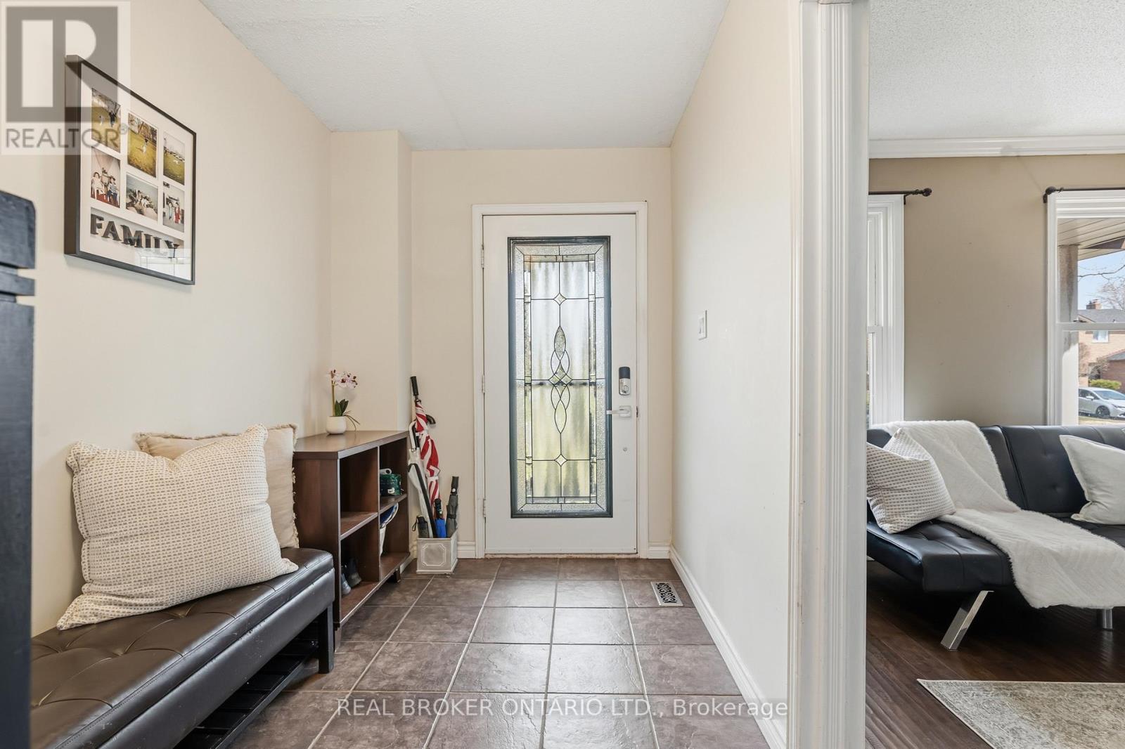 18 Cotswold Court, Halton Hills (Georgetown), Ontario  L7G 5E5 - Photo 4 - W12984736