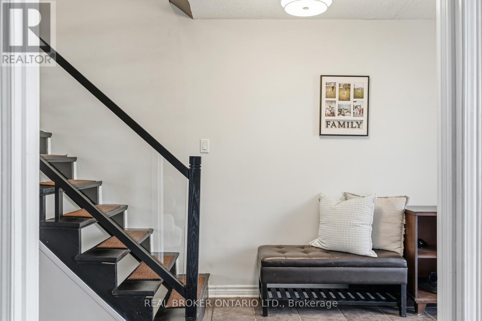 18 Cotswold Court, Halton Hills (Georgetown), Ontario  L7G 5E5 - Photo 8 - W12984736