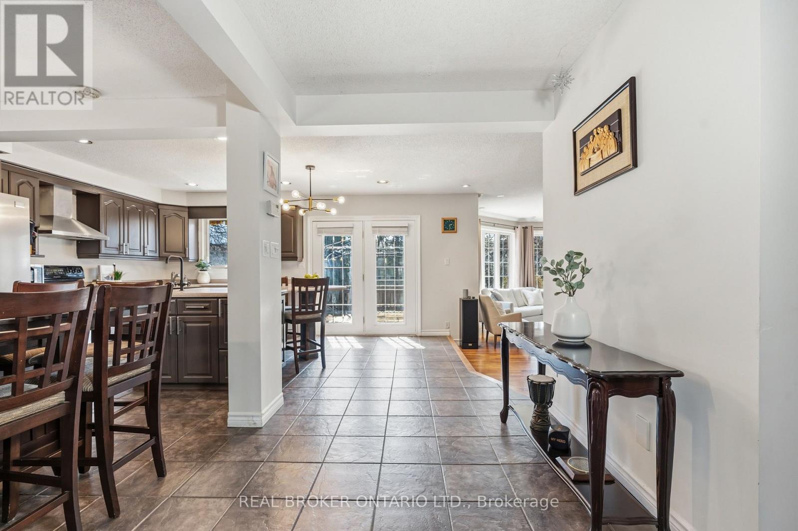 18 Cotswold Court, Halton Hills (Georgetown), Ontario  L7G 5E5 - Photo 9 - W12984736