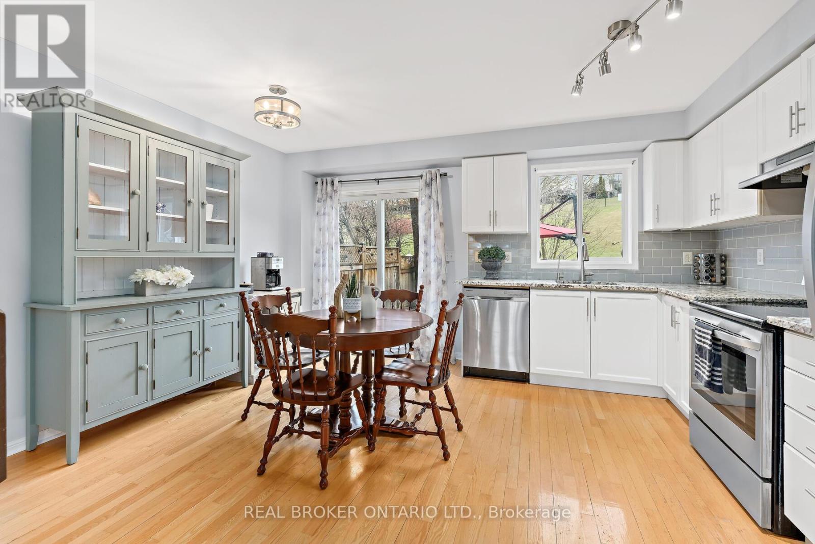 42 - 42 Palomino Trail, Halton Hills (Georgetown), Ontario  L7G 6E9 - Photo 3 - W12987312