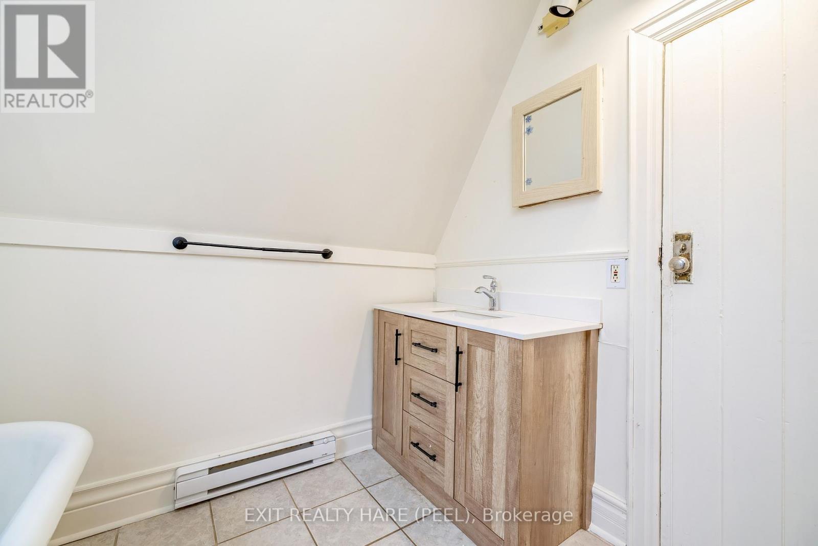 31 Brock Street, Halton Hills (Ac Acton), Ontario  L7J 1N3 - Photo 5 - W12987458