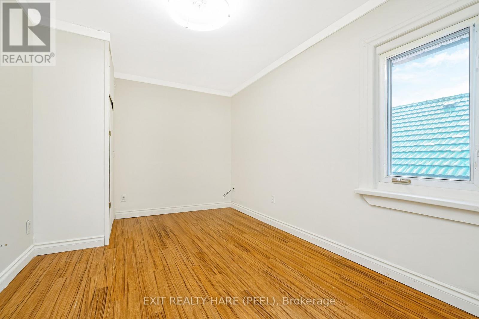 31 Brock Street, Halton Hills (Ac Acton), Ontario  L7J 1N3 - Photo 9 - W12987458