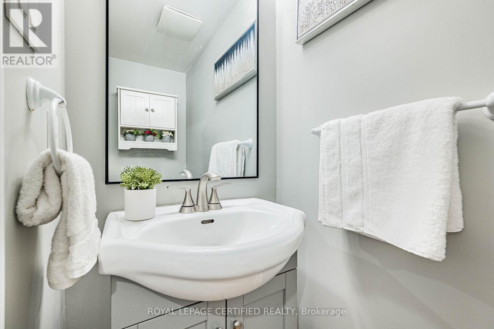 20 Harding Street, Halton Hills (Georgetown), Ontario  L7G 6B1 - Photo 9 - W12988306