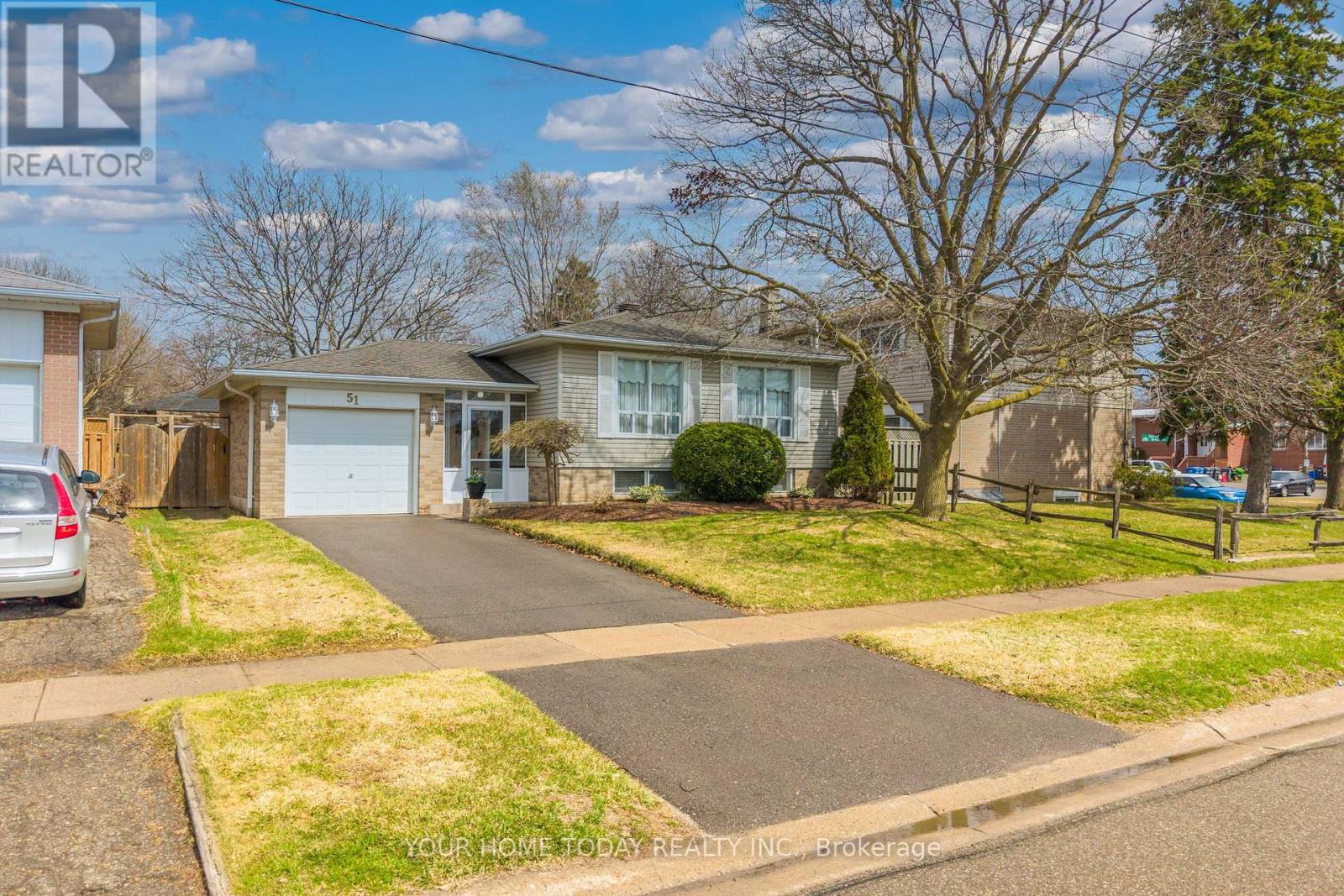 51 Faludon Drive, Halton Hills (Georgetown), Ontario  L7G 1H8 - Photo 2 - W12990074