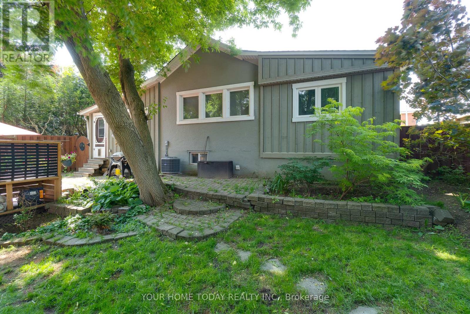 10 Knox Street, Halton Hills (Ac Acton), Ontario  L7J 1C7 - Photo 4 - W12991012