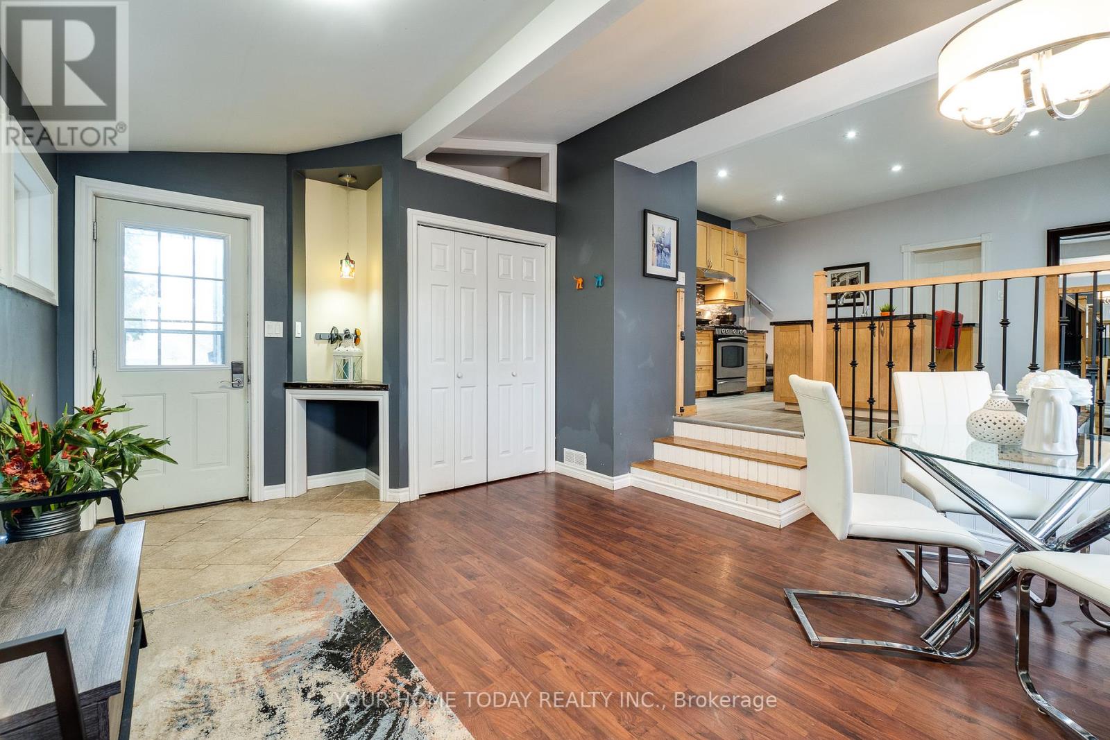 10 Knox Street, Halton Hills (Ac Acton), Ontario  L7J 1C7 - Photo 6 - W12991012