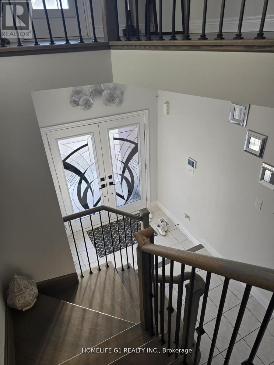 32 Branigan Crescent, Halton Hills (Georgetown), Ontario  L7G 0N1 - Photo 2 - W12993390