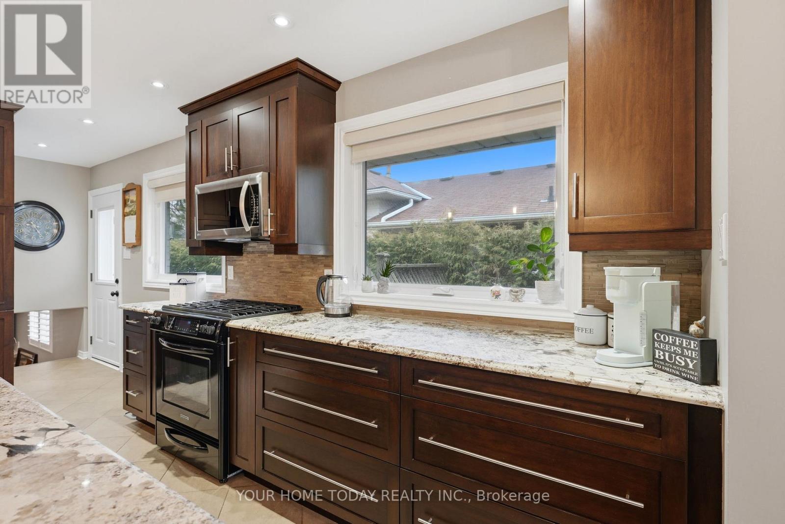 31 Chelvin Drive, Halton Hills (Georgetown), Ontario  L7G 4P8 - Photo 11 - W12996236