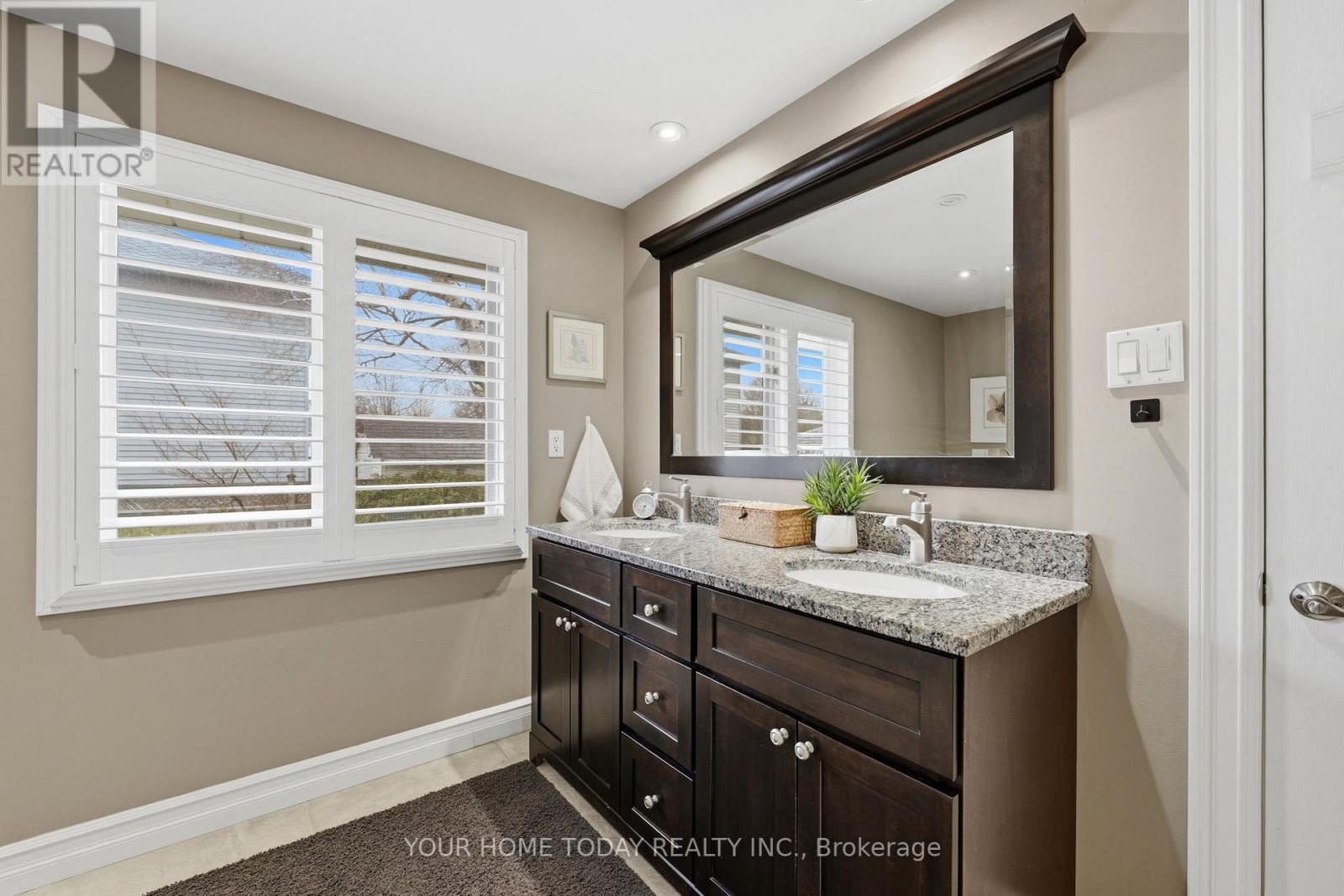 31 Chelvin Drive, Halton Hills (Georgetown), Ontario  L7G 4P8 - Photo 19 - W12996236