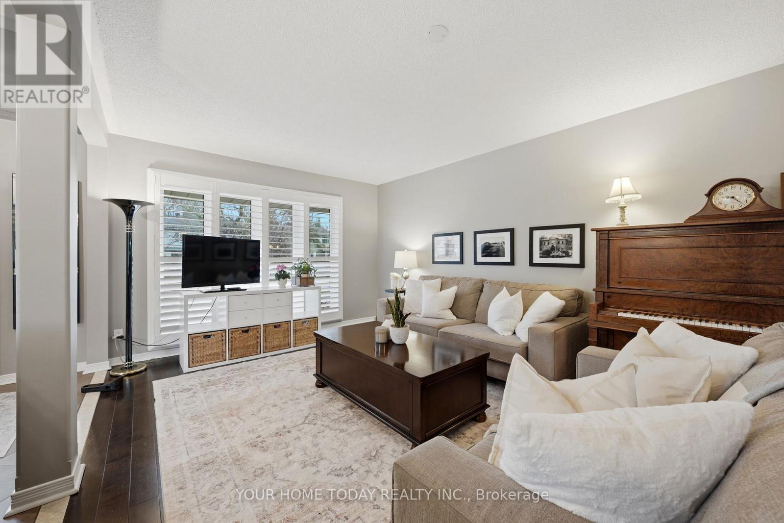 31 Chelvin Drive, Halton Hills (Georgetown), Ontario  L7G 4P8 - Photo 8 - W12996236