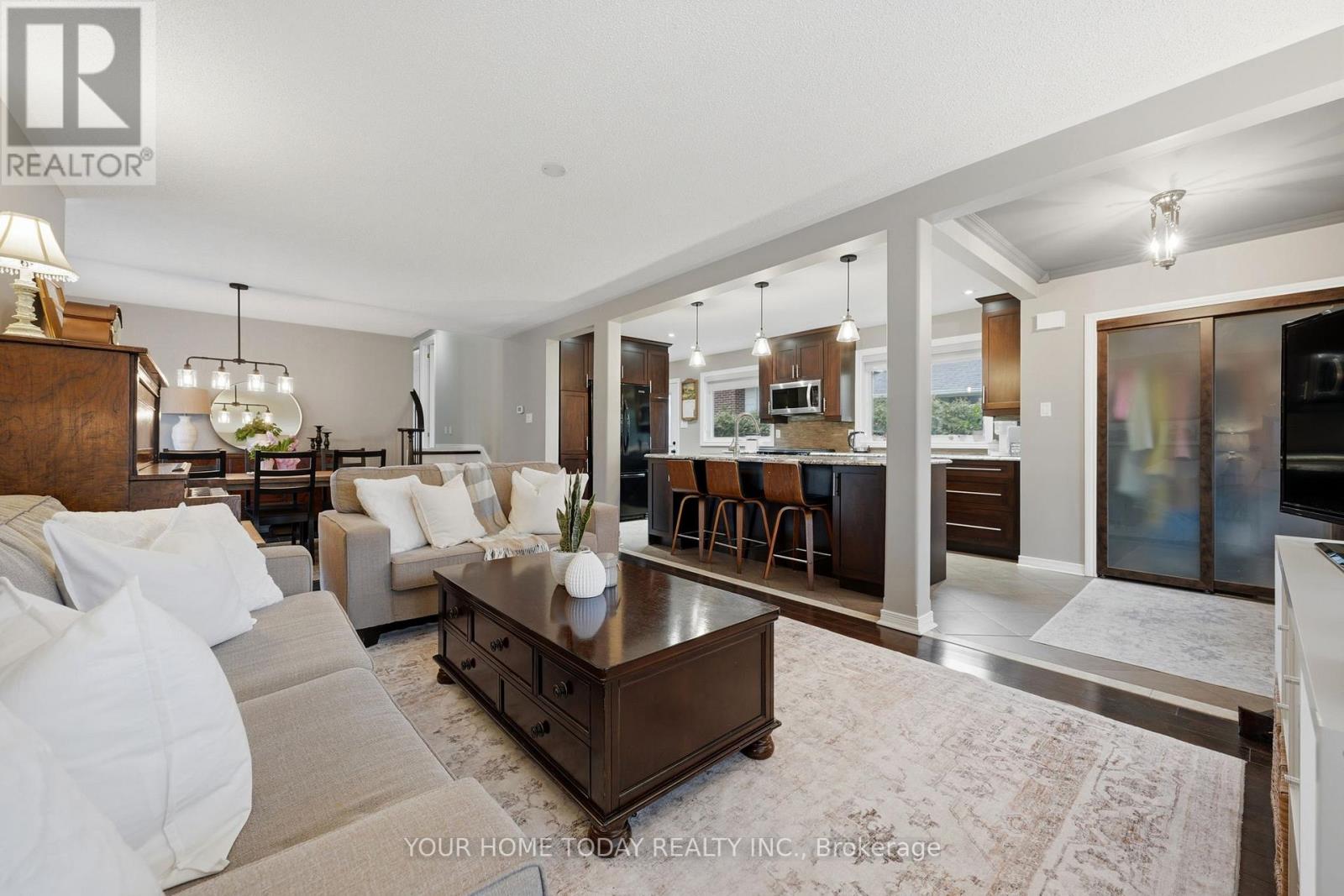 31 Chelvin Drive, Halton Hills (Georgetown), Ontario  L7G 4P8 - Photo 9 - W12996236