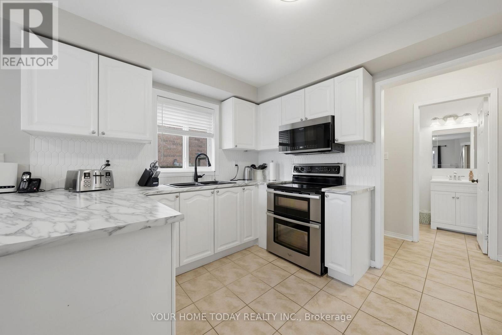 83 Atwood Avenue, Halton Hills (Georgetown), Ontario  L7G 6C5 - Photo 11 - W12996350