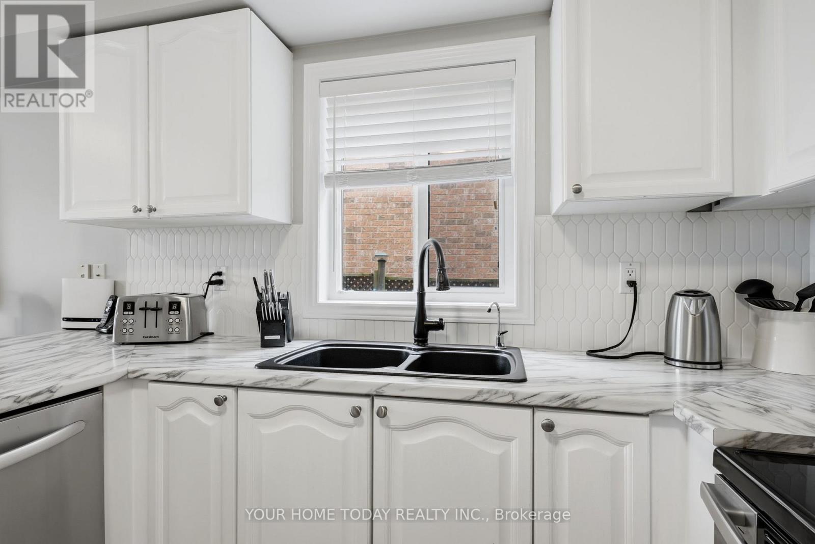 83 Atwood Avenue, Halton Hills (Georgetown), Ontario  L7G 6C5 - Photo 9 - W12996350