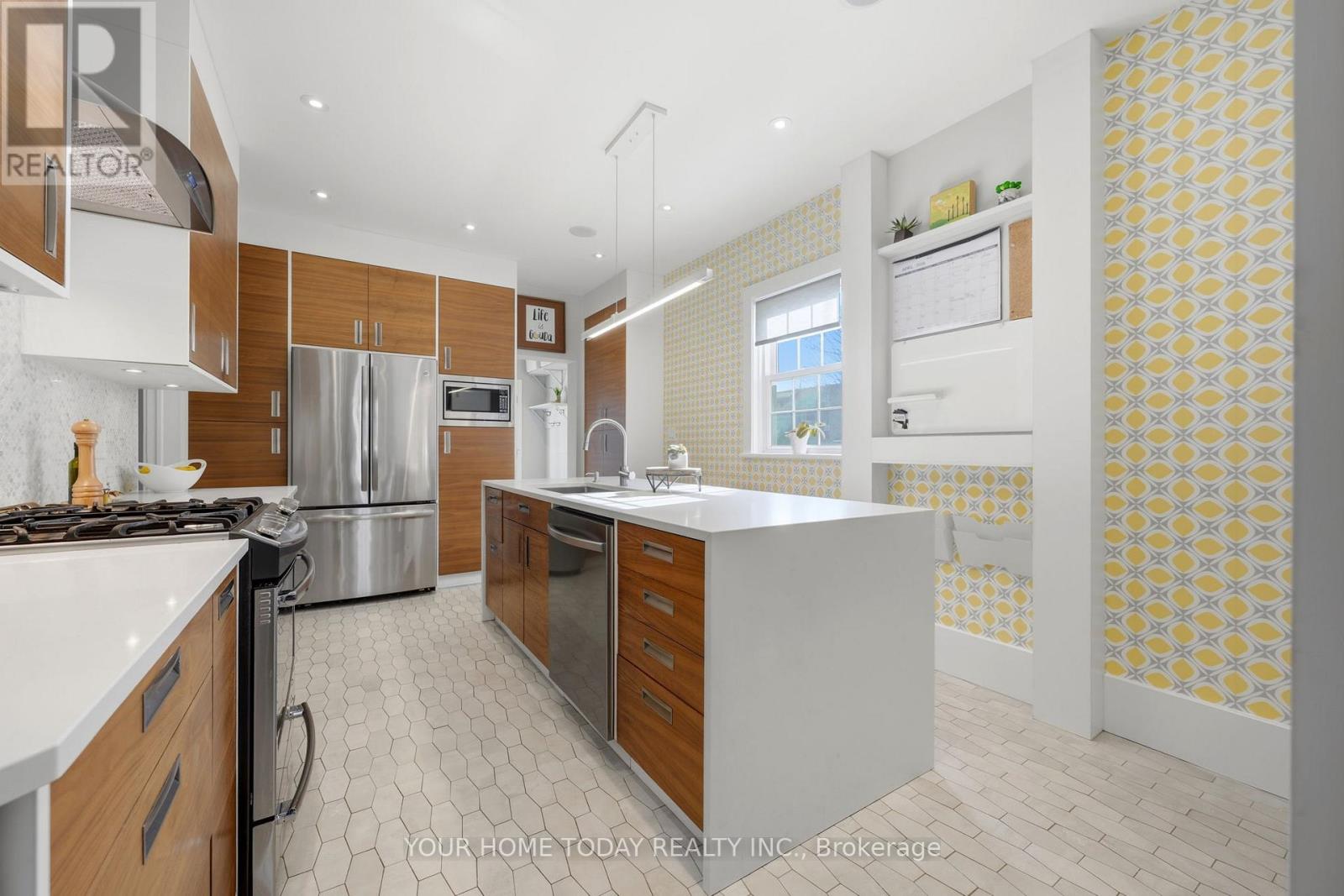 17 Park Avenue, Halton Hills (Ac Acton), Ontario  L7J 1Y3 - Photo 10 - W12997112