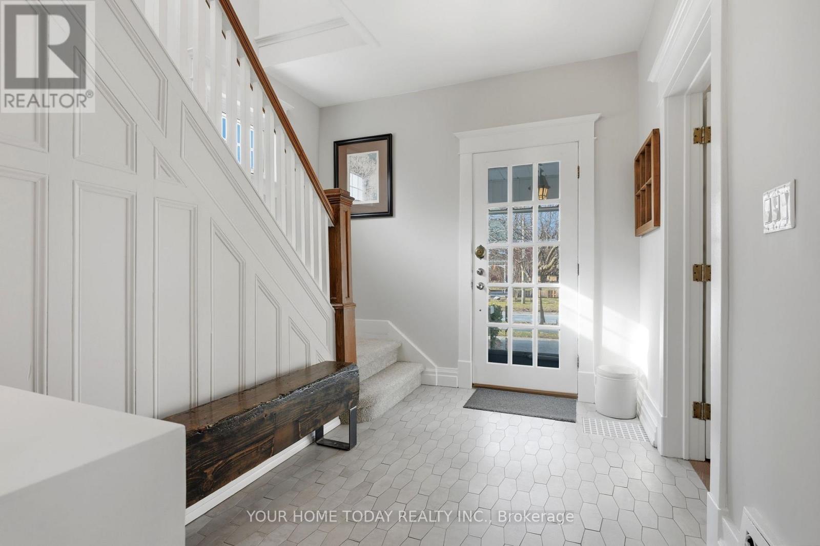 17 Park Avenue, Halton Hills (Ac Acton), Ontario  L7J 1Y3 - Photo 6 - W12997112