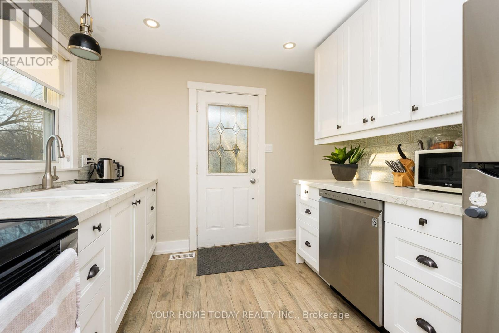 29 Normandy Boulevard, Halton Hills (Georgetown), Ontario  L7G 1V9 - Photo 3 - W12997620