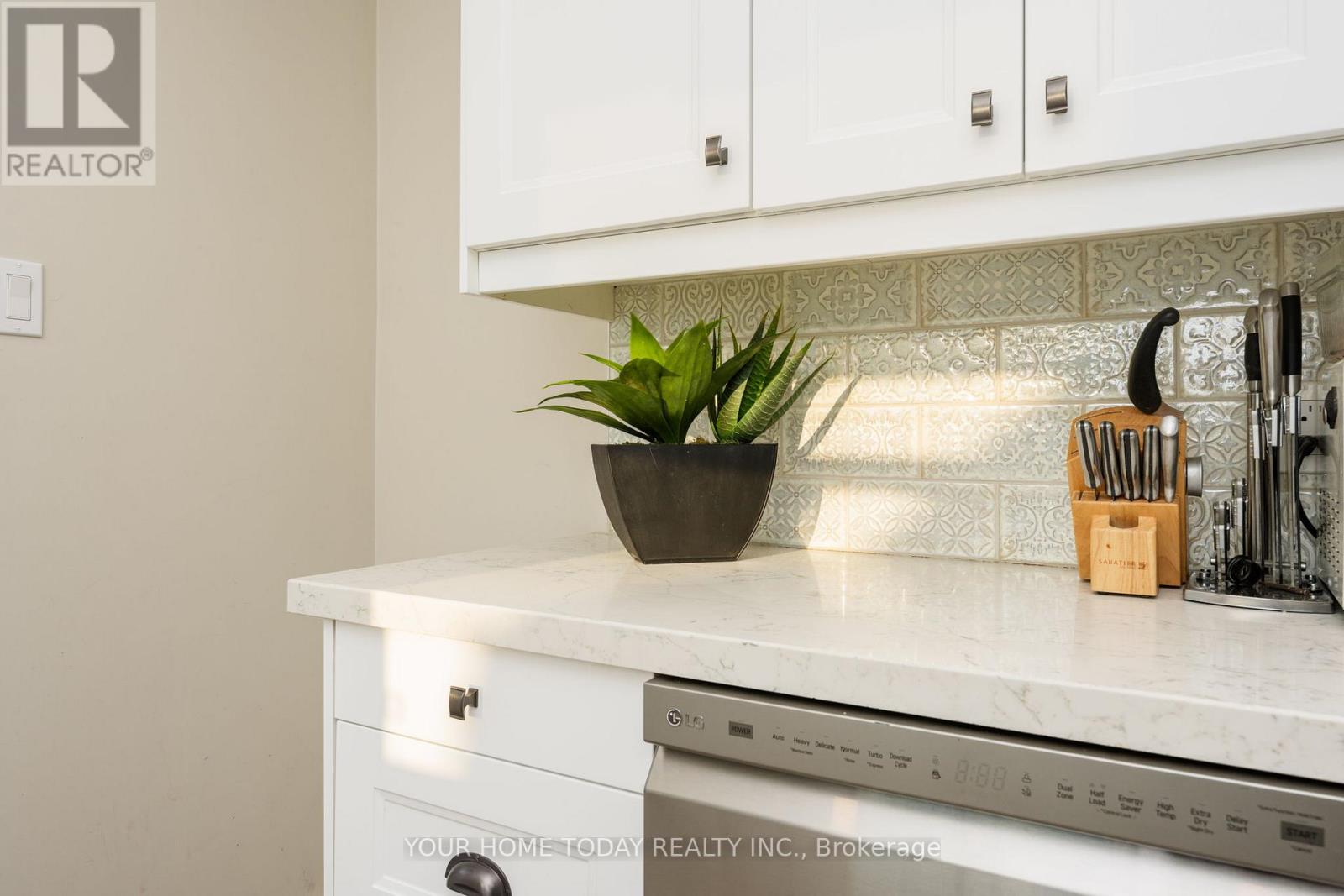 29 Normandy Boulevard, Halton Hills (Georgetown), Ontario  L7G 1V9 - Photo 4 - W12997620