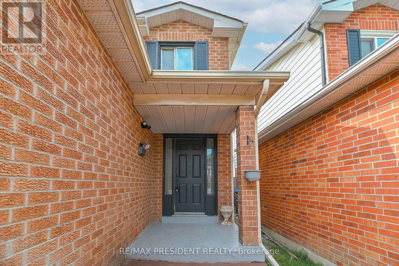 4 Lawnview Court, Brampton (Heart Lake West), Ontario  L7G 1T4 - Photo 3 - W13006678
