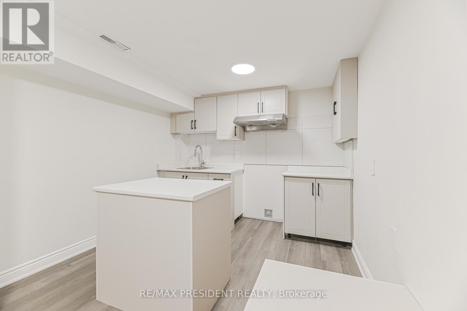 4 Lawnview Court, Brampton (Heart Lake West), Ontario  L7G 1T4 - Photo 35 - W13006678