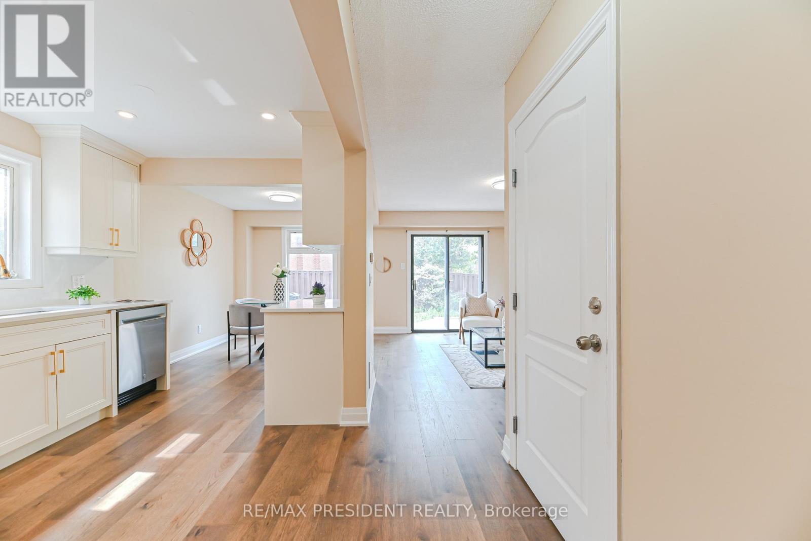 4 Lawnview Court, Brampton (Heart Lake West), Ontario  L7G 1T4 - Photo 6 - W13006678