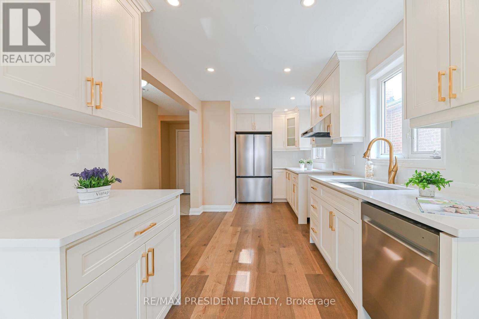 4 Lawnview Court, Brampton (Heart Lake West), Ontario  L7G 1T4 - Photo 7 - W13006678